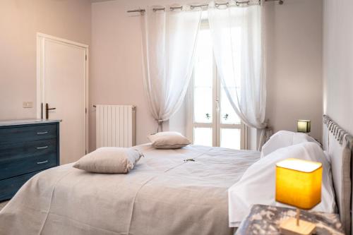 a bedroom with two beds and a window at Il risveglio del Poggio in Castiglione dʼOrcia