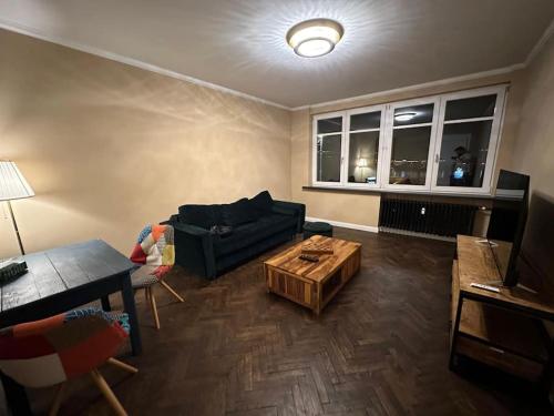 ein Wohnzimmer mit einem Sofa und einem Couchtisch in der Unterkunft Fancy flat in central Bratislava in Bratislava