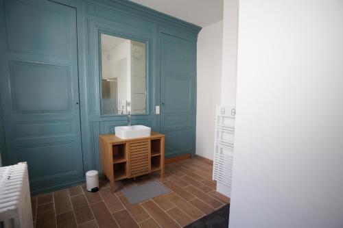 uma casa de banho com um lavatório e um espelho em Maison du Bien-être em Yvré-le-Pôlin