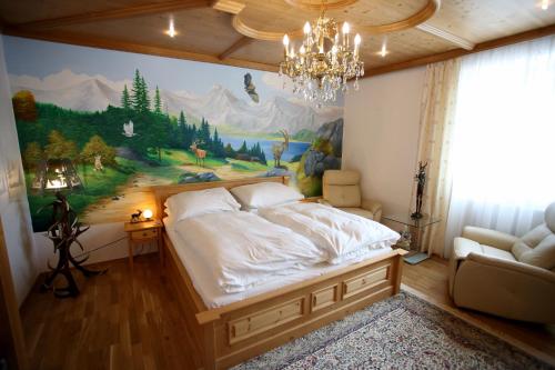 Schlafzimmer mit einem Bett mit Wandgemälde in der Unterkunft Höckner Plaza Hotel in Attnang-Puchheim