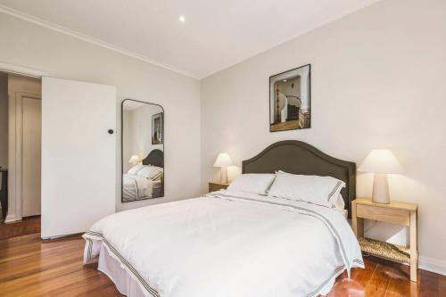 Gallery image of The Queen's Suite - Boutique Art Deco Charm in Melbourne