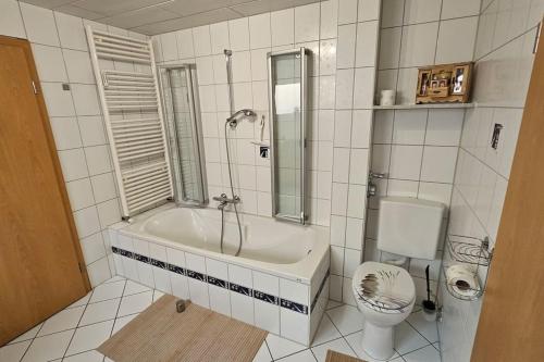 Ένα μπάνιο στο FeWoRebbe familienfreundliche grosse, ruhige und helle Wohnung