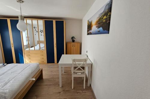 Ένα ή περισσότερα κρεβάτια σε δωμάτιο στο FeWoRebbe familienfreundliche grosse, ruhige und helle Wohnung