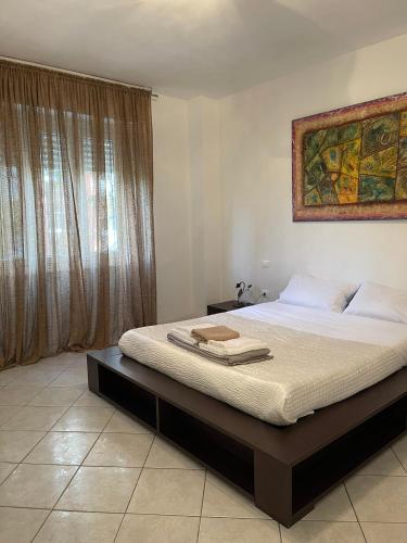 um quarto com uma cama com uma fotografia na parede em Flor em Seriate