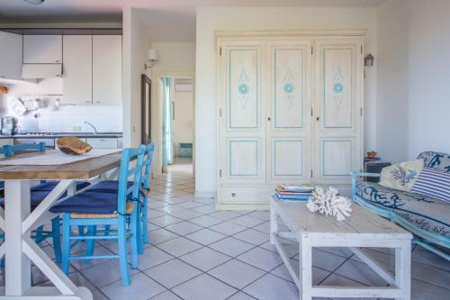 Χώρος καθιστικού στο Blu Sea View Apt near La Conia Beach W/Parking!