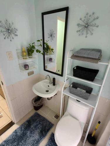 Ένα μπάνιο στο Visayas Ave Condo Unit 1 bedroom not a studio!!