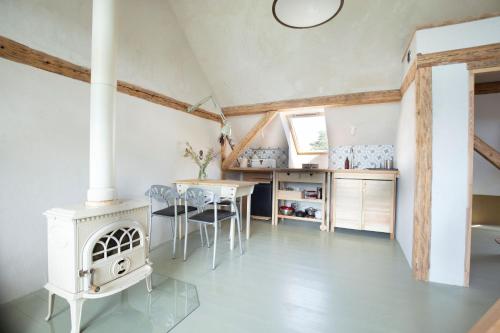 a living room with a stove and a table at Gospodarstwo ekoturystyczne ARTYSTYKA in Bystrzyca Kłodzka