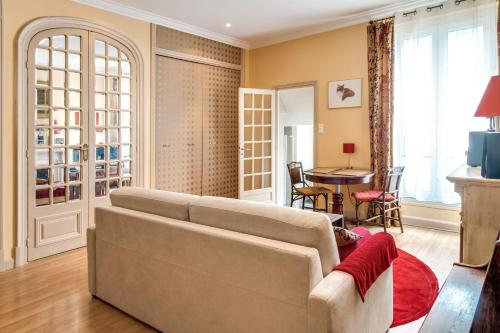 un salon avec un canapé et une table dans l'établissement Studio Montorgueil - Welkeys, à Paris