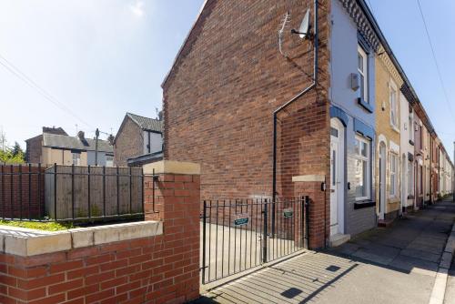 Gorst House - Walk to Anfield - Free parking photo 7