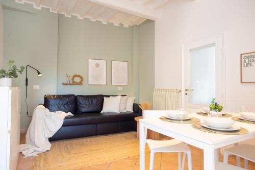 sala de estar con sofá y mesa en Downtown Perugia - apartment with a cozy terrace en Perugia