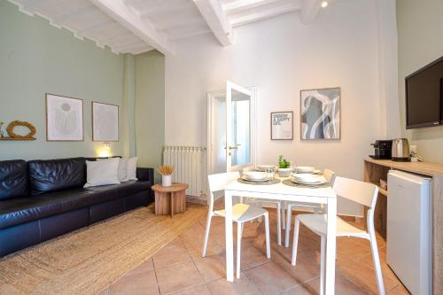 ein Wohnzimmer mit einem weißen Tisch und einem Sofa in der Unterkunft Downtown Perugia - apartment with a cozy terrace in Perugia