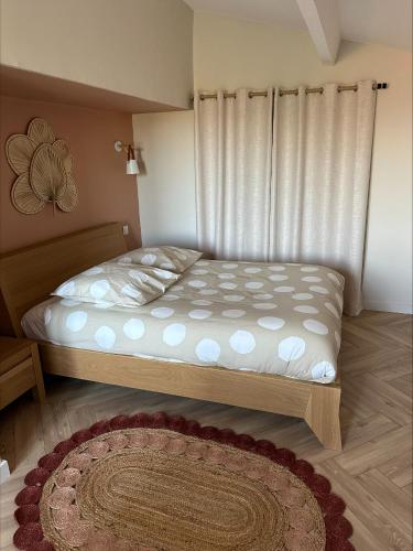 a bedroom with a bed and a window and a rug at Villa de charme 6 Pièces avec Vue Mer sur les Hauteurs de Nice in Nice
