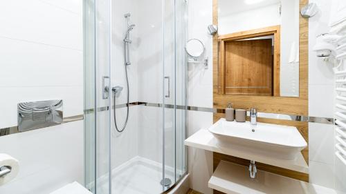 a bathroom with a sink and a shower at Wonder Home - Apartament Kremowa Pianka - blisko szlaków turystycznych, wyciągów, aquaparku i Kościoła Wang in Karpacz