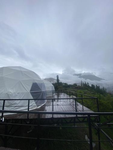 zwei Kuppeln auf einem Berg in den Wolken in der Unterkunft Glamping Resort Hunza in Hunza