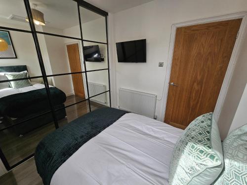 Oxton Apartments - JCS Property 10 minutes from Central Liverpool 객실 침대