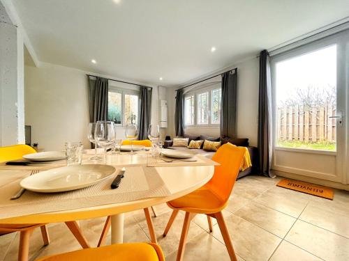 une salle à manger avec une grande table et des chaises jaunes dans l'établissement Doux Rouinet cocoon, à Fourques