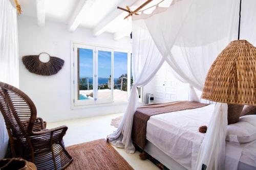 1 dormitorio con cama y ventana en Paraíso en zahara, en Zahara de los Atunes