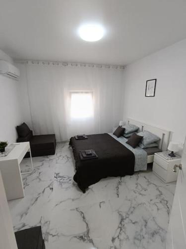 a bedroom with a bed and a marble floor at Nuevo apartamento cerca del mar in Denia