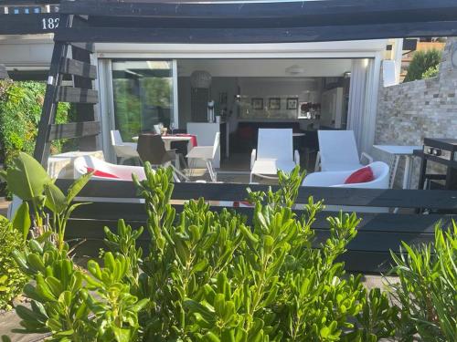 Photo de la galerie de l'établissement Village Naturiste VILLA 182 MARACUJA Port Nature 3, au Cap d'Agde