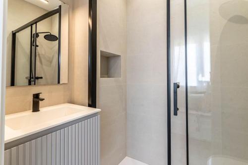 un baño con lavabo y ducha en Vista Serena, en Sant Cugat del Vallès