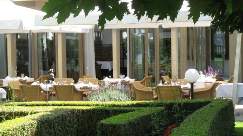 Un jardín fuera de Hotel Schatzmann