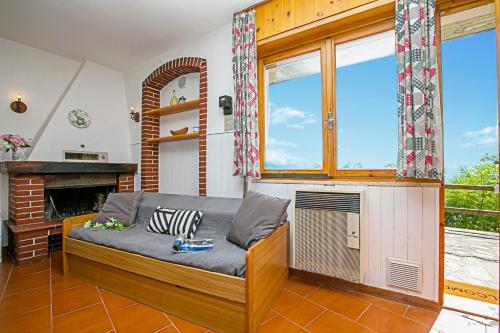 een kamer met een bed en een open haard bij Tremosine Wonderful Lake View 1 in Tremosine Sul Garda