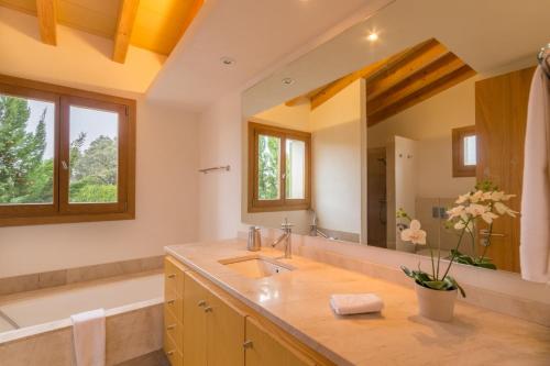 baño con lavabo y espejo grande en Buger - 3070 Mallorca, en Búger