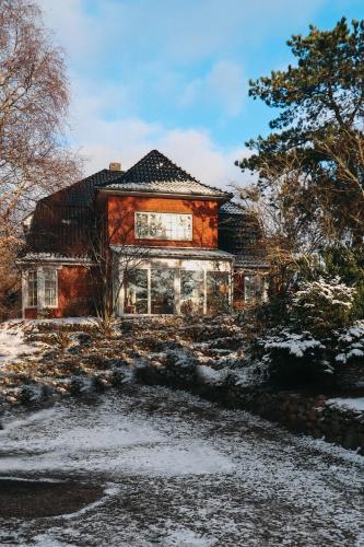 an old house with snow on the ground at Hotel kleine Auszeit - Adults Only in Sankt Peter-Ording