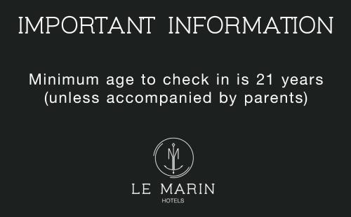 een bord dat zegt belangrijke informatie minimumleeftijd om in te checken is jaren, tenzij bij Le Petit Marin Boutique Hotel in Rotterdam