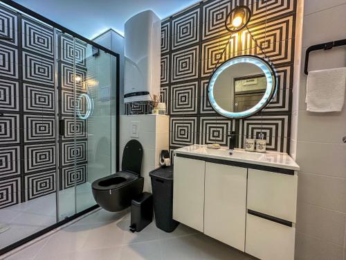 La salle de bains est pourvue de toilettes et d'un miroir. dans l'établissement APARTMENT ROYAL ASENOVGRAD, à Asenovgrad