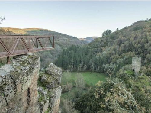 un puente de madera sobre una montaña rocosa en Casa Alba, 