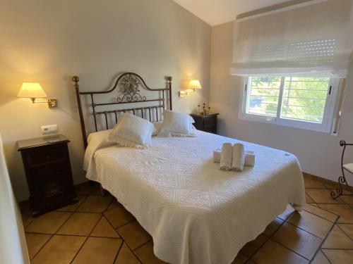 a bedroom with a bed with two towels on it at Las Ondinas del Lago in Las Jaras