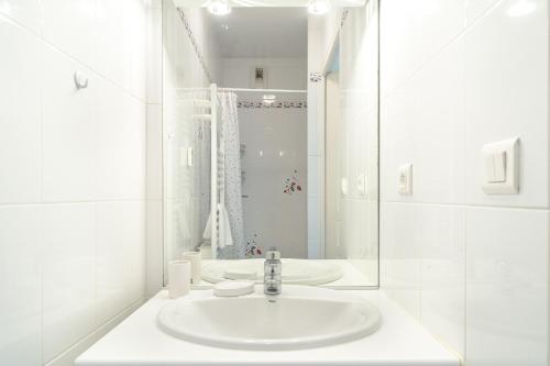 une salle de bain blanche avec un lavabo et une douche dans l'établissement Le Sully - Joli duplex centre de Nantes, à Nantes