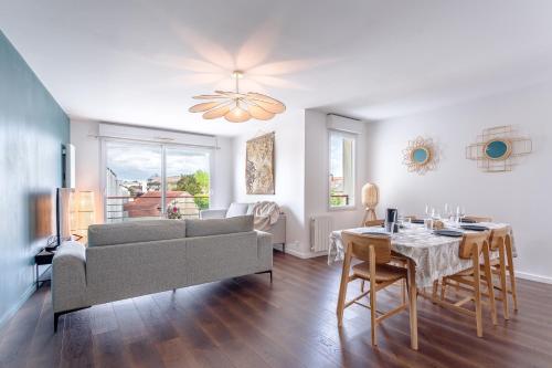 un salon avec un canapé et une table dans l'établissement Le Sully - Joli duplex centre de Nantes, à Nantes