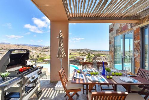 a dining room with a table and a grill at Los Lagos 36 by VillaGranCanaria in Las Palmas de Gran Canaria