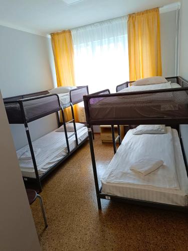 Kerrossänky tai kerrossänkyjä majoituspaikassa Sofijas Rooms