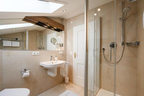 een badkamer met een wastafel en een douche bij Chalet Vierjahreszeiten in Garmisch-Partenkirchen