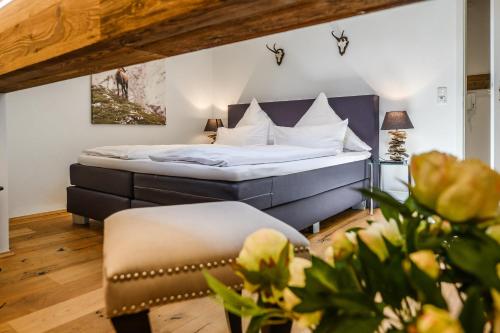 een hotelkamer met een bed en een stoel bij Chalet Vierjahreszeiten in Garmisch-Partenkirchen