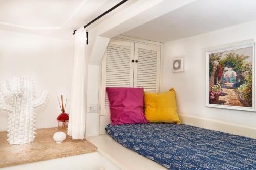 Habitación con cama y pintura en la pared en Casa Giulia en Capri