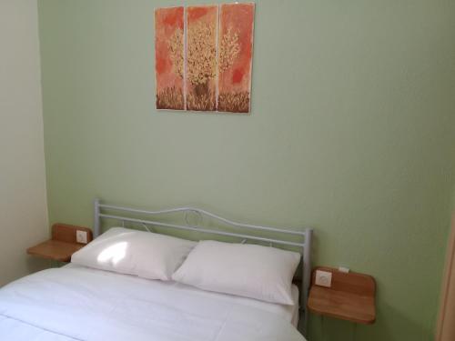 1 dormitorio con 1 cama y una foto en la pared en Elpida's houses 1 Private parking Near city centre en Tesalónica