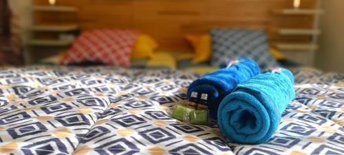 une paire de serviettes assises au-dessus d'un lit dans l'établissement À 8 min à pieds de la plage, du centre ville et du Brittany Ferries, à Ouistreham
