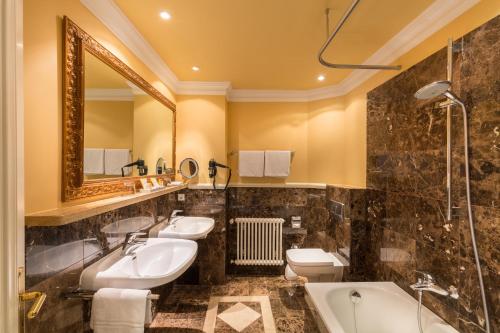 Ett badrum på Atlantic Parkhotel