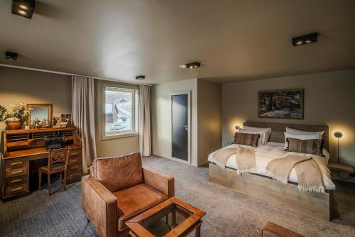 バーガモにあるVilla Vågå - by Classic Norway Hotelsのベッドルーム1室(ベッド1台、デスク、椅子付)