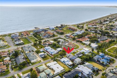 an aerial view of houses and the beach at Sandy Retreat Your Perfect Beach Getaway in Silversands in Mandurah
