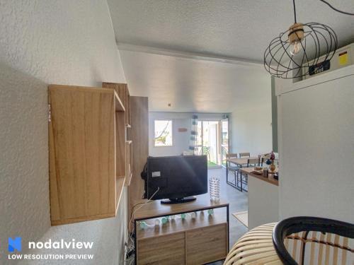 un salon avec une télévision et une chambre dans l'établissement Men Er Mor, à Quiberon