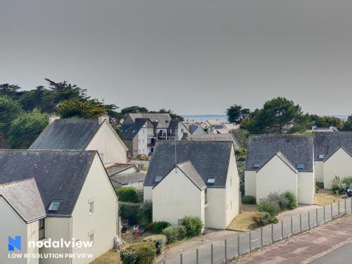 Une rangée de maisons sur le côté d'une route dans l'établissement Couleur Ocean, à Quiberon