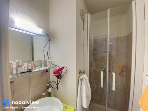 une salle de bain avec une douche, des toilettes et un lavabo dans l'établissement Couleur Ocean, à Quiberon