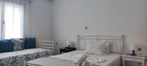 osoba leżąca na łóżku w sypialni w obiekcie House On The Wave w mieście Marathokampos