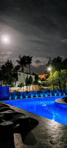 ein Pool in der Nacht mit blauen Lichtern in der Unterkunft Surf One in Sosúa