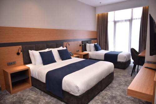 Llit o llits en una habitació de Hotel Monarch